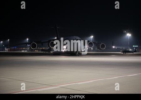 Eine US-Luftwaffe C-17 Globemaster III taxis auf dem Vorfeld des Flughafens Rzeszów-Jasionka, Polen, 16. Februar 2022. US-Truppen und Fracht werden Tag und Nacht von C-17-Flugzeugen heruntergeladen, um die NATO-Alliierten und Partner zu unterstützen. (USA Luftwaffe Foto von Capt. Kevyn Kaler) Stockfoto