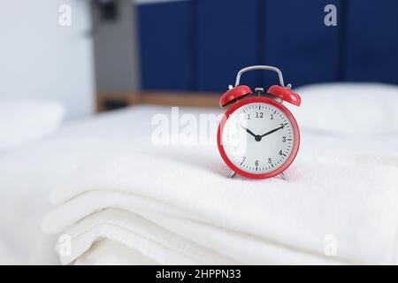 Wecker für 10 Uhr morgens oder abends auf Handtüchern auf den Betten Stockfoto