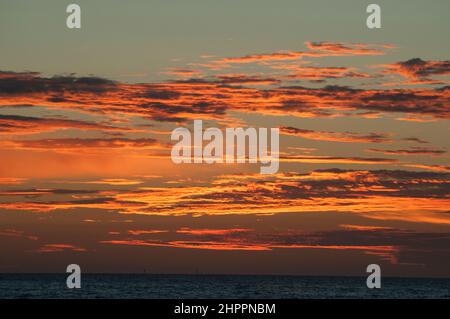 Sonnenuntergang über Port Phillip Bay, Melbourne, Januar 2022 Stockfoto