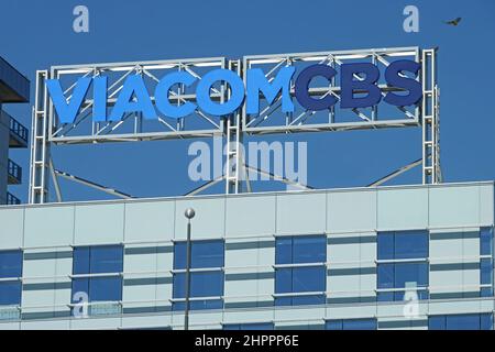 Los Angeles, CA / USA - 18. Februar 2022: Auf einem Gebäude am CBS Columbia Square in Hollywood ist ein VIACOMCBS-Logo zu sehen. Stockfoto