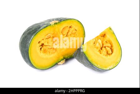 Ganz und Scheiben japanischer Kürbis auf weißem Hintergrund Stockfoto