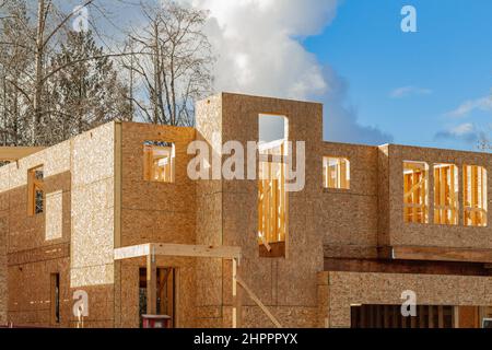 Fragment eines neuen Hauses im Bau in Vancouver, Kanada. Ein neues Haus im Bau und blauer Himmel. Blick auf die Straße, niemand. Stockfoto