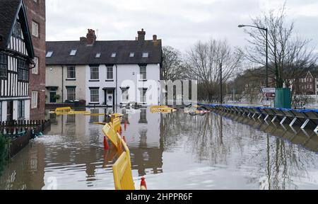 Die Szene in Bewdley in Worcestershire, wo das Hochwasser des Flusses Severn die Hochwasserschutzanlagen der Stadt nach den starken Regenfällen des Sturms Franklin durchbrochen hat. Bilddatum: Mittwoch, 23. Februar 2022. Stockfoto