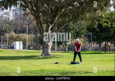 Netanya, Israel - 2. Februar 2022. Winter Lake Park. Morgens geht ein Mann in den Park, um Sport zu treiben. Stockfoto