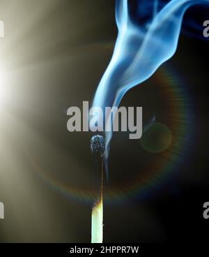 Rauch aus einem Match, das gerade rausgefahren wurde. Nahaufnahme Stockfoto