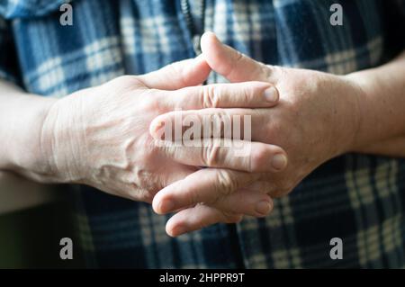 Nahaufnahme der Hände. Hände einer Frau mittleren Alters. Ältere faltige Haut Stockfoto
