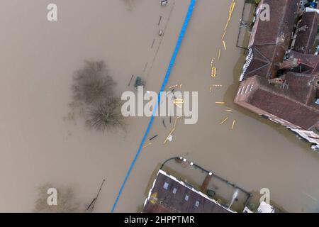 Eine Luftaufnahme der vorübergehenden Hochwasserabwehr in Bewdley in Worcestershire, die durch Flutwasser aus dem Fluss Severn aufgrund der starken Regenfälle des Sturms Franklin gebrochen wurde. Bilddatum: Mittwoch, 23. Februar 2022. Stockfoto