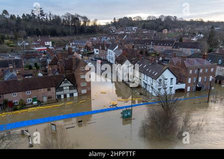 Eine Luftaufnahme von Bewdley in Worcestershire, wo das Flutwasser aus dem Fluss Severn die Hochwasserschutzanlagen der Stadt nach den starken Regenfällen des Sturms Franklin durchbrochen hat. Bilddatum: Mittwoch, 23. Februar 2022. Stockfoto