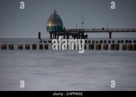 Die Seebrücke und die Sprungglocke von Zingst mit hölzernen Groynes an der Ostsee Stockfoto