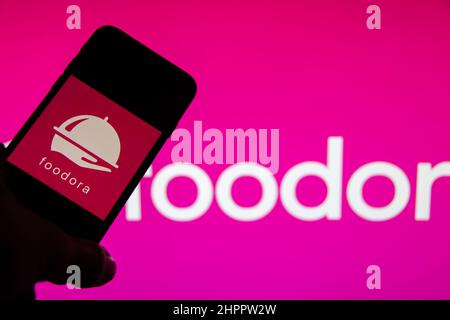 Rheinbach, Deutschland 25. Oktober 2021, das Markenlogo des Online-Zustelldienstes „Foodora“ auf dem Display eines Smartphones Stockfoto