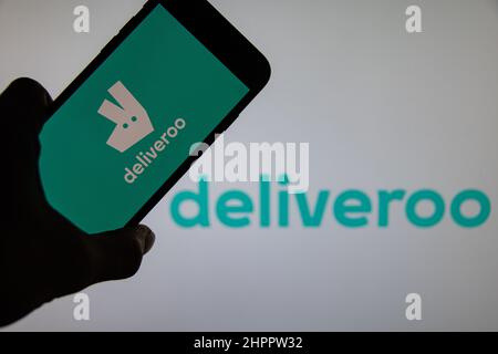 Rheinbach, Deutschland 25. Oktober 2021, das Markenlogo des britischen Lebensmitteldienstleisters 'deliveroo' auf dem Display eines Smartphones Stockfoto