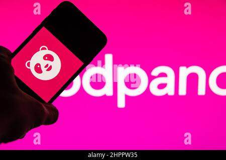 Rheinbach, Deutschland 25. Oktober 2021, das Markenlogo des Online-Zustelldienstes 'Foodpanda' auf dem Display eines Smartphones Stockfoto