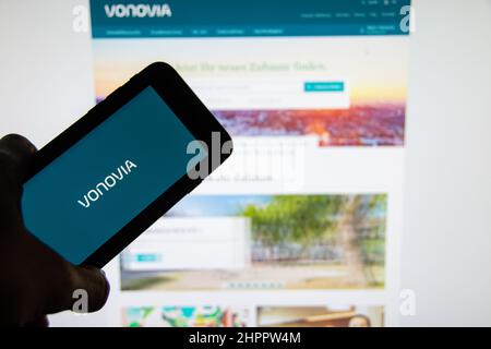 Rheinbach, Deutschland 25. Oktober 2021, das Markenlogo des deutschen Immobilienunternehmens 'Vonovia' auf dem Display eines Smartphones Stockfoto
