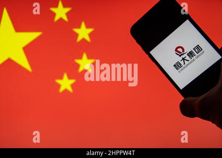 Rheinbach, Deutschland 25. Oktober 2021, das Markenlogo des chinesischen Immobilienunternehmens 'Evergrande Group' auf dem Display eines Smartphones Stockfoto