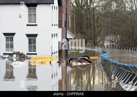 Die Szene in Bewdley in Worcestershire, wo das Hochwasser des Flusses Severn die Hochwasserschutzanlagen der Stadt nach den starken Regenfällen des Sturms Franklin durchbrochen hat. Bilddatum: Mittwoch, 23. Februar 2022. Stockfoto