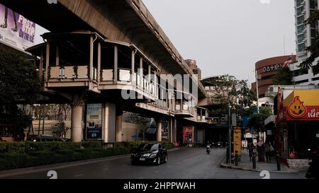 Ekkamai BTS Skytrain Station, auf der Sukhumvit Line Phra Khanong Nuea Subdistrip, Watthana District und Phra Khanong Subdistrip, Khlong Toei Stockfoto