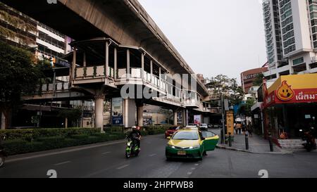 Ekkamai BTS Skytrain Station, auf der Sukhumvit Line Phra Khanong Nuea Subdistrip, Watthana District und Phra Khanong Subdistrip, Khlong Toei Stockfoto