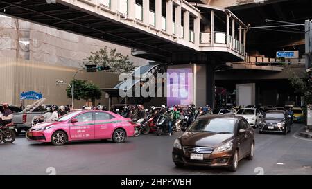 Ekkamai BTS Skytrain Station, auf der Sukhumvit Line Phra Khanong Nuea Subdistrip, Watthana District und Phra Khanong Subdistrip, Khlong Toei Stockfoto