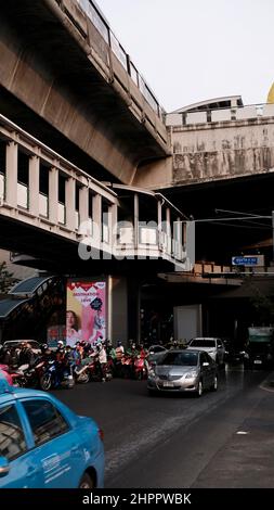 Ekkamai BTS Skytrain Station, auf der Sukhumvit Line Phra Khanong Nuea Subdistrip, Watthana District und Phra Khanong Subdistrip, Khlong Toei Stockfoto