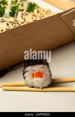 Sushi-Lieferkonzept. Take-away-Box mit Sushi-Rollen Stockfoto