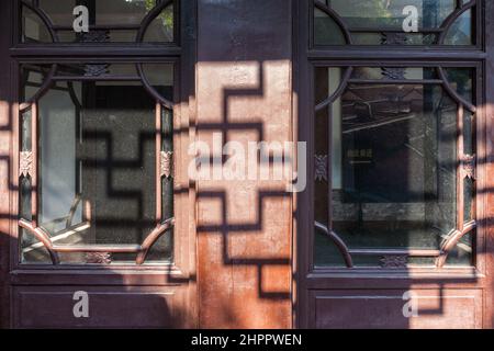 Schatten aus Lattenrost auf eine Holzfassade eines traditionellen Gebäudes im Wasserdorf Wenzhou, China Stockfoto