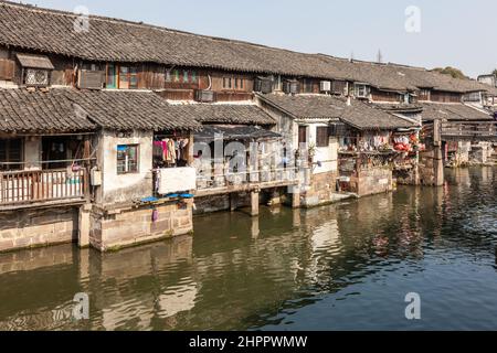 Alte traditionelle Holzhäuser entlang des Hauptkanals im Wenzhou Water Village, China Stockfoto