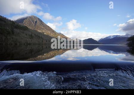 Winteransicht über Crummock Water vom nördlichen Überlauf in Richtung Gramoor und Berge, Lake District, Cumbria Stockfoto