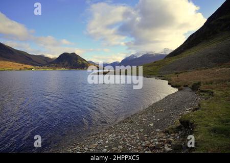 Blick über Crummock Water in Richtung Rannerdale Knotts im Lake District, Cumbria Stockfoto