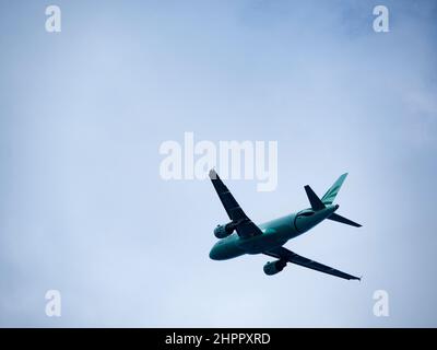 Cyprus Airways Airbus A319-114 mit Registrierung 5B-DCX-Flugzeug am blauen Himmel Stockfoto