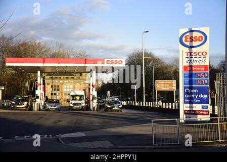 Manchester, Großbritannien, 23rd. Februar 2022. Der RAC hat die Autofahrer aufgefordert, sich auf neue Rekordpreise für britische Kraftstoff „auf einer täglichen Basis“ zu stützen. Die durchschnittlichen Kraftstoffpreise steigen, da die Öl-Futures von Brent diese Woche über $96 Punkte stiegen und die Ukraine-Krise die Schlagzeilen dominiert. Ein Sprecher von RAC Fuel sagte: „Petrol hat leider ein beängstigendes neues hoch von 148,02p erreicht“. Eine Tesco und Esso Garage oder Tankstelle in Ardwick, Manchester, Großbritannien. Quelle: Terry Waller/Alamy Live News Stockfoto