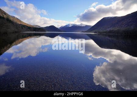 Ruhiges und reflektierendes Wasser von Crummock Water im Lake District, Cumbria Stockfoto