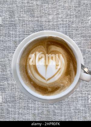 Eine Tasse Kaffee auf einer strukturierten Tischmatte. Stockfoto