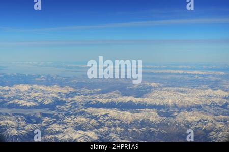 Fliegen über schneebedeckte Berge im Nordwesten der USA. Stockfoto