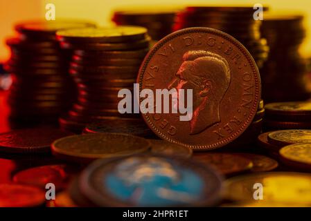 Alter König George VI Münzstapel Stacks Gelber Hintergrund Stockfoto