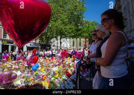 Um die blumige Hommage an die Opfer der Bombe von Manchester versammelten sich Menschenmengen. Stockfoto