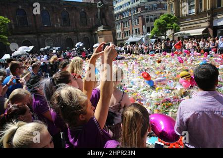 Um die blumige Hommage an die Opfer der Bombe von Manchester versammelten sich Menschenmengen. Stockfoto