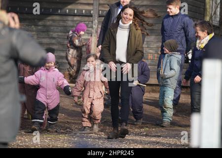 Die Herzogin von Cambridge während ihres Besuchs im Stenurten Forest Kindergarten in Kopenhagen, Dänemark, am zweiten Tag eines zweitägigen Arbeitsbesuchs bei der Royal Foundation Center for Early Childhood. Bilddatum: Mittwoch, 23. Februar 2022. Stockfoto