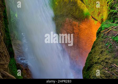 Der Blawan Wasserfall liegt nicht weit von den Blawan Thermalquellen entfernt. Das Hotel liegt in Kalianyar Village, Ijen District, Bondowoso. Blawan Wasserfall ist flussabwärts fr Stockfoto