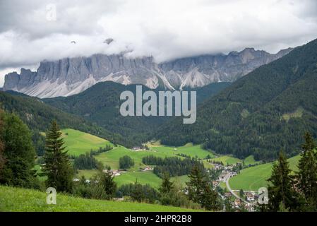 September 2021, Panorama der Berge des Puez Geisler und Santa Magdalena Naturparks, mit einigen Wolken Stockfoto