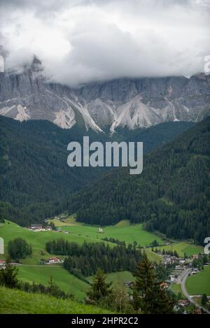 September 2021, Panorama der Berge des Puez Geisler und Santa Magdalena Naturparks, mit einigen Wolken Stockfoto