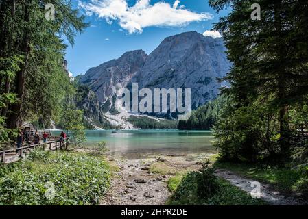 September 2021, Naturpark Fanes-Sennes-Prags, Panorama des Dolomitensees und Ruderboote Stockfoto