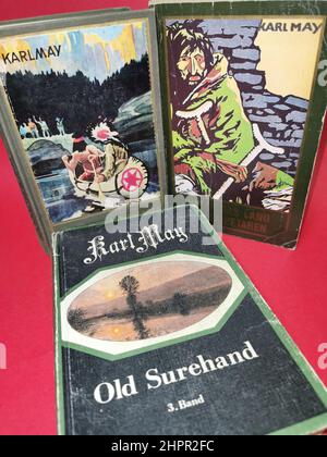In this year is the 180. Burts- und der 110. Todestag von Karl May - geboren am 25.2.1842 und gestorben am 30,3.1812.ein Doppel-Jubiläum: Vor Stockfoto