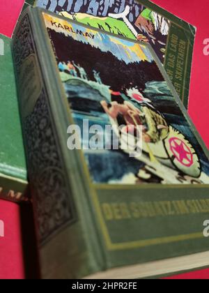 In this year is the 180. Burts- und der 110. Todestag von Karl May - geboren am 25.2.1842 und gestorben am 30,3.1812.ein Doppel-Jubiläum: Vor Stockfoto