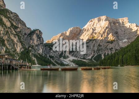 September 2021, Naturpark Fanes-Sennes-Prags, Panorama des Dolomitensees und Ruderboote Stockfoto