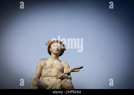 Eine alte Statue des antiken gottes des Handels, des Geschäfts, der Kaufleute und der Reisenden Hermes (Merkur). Speicherplatz kopieren. Stockfoto