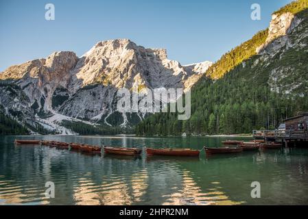 September 2021, Naturpark Fanes-Sennes-Prags, Panorama des Dolomitensees und Ruderboote Stockfoto