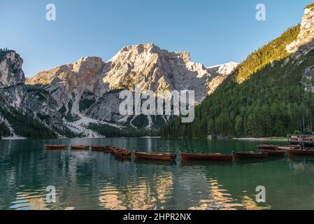 September 2021, Naturpark Fanes-Sennes-Prags, Panorama des Dolomitensees und Ruderboote Stockfoto