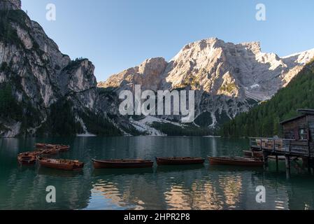 September 2021, Naturpark Fanes-Sennes-Prags, Panorama des Dolomitensees und Ruderboote Stockfoto