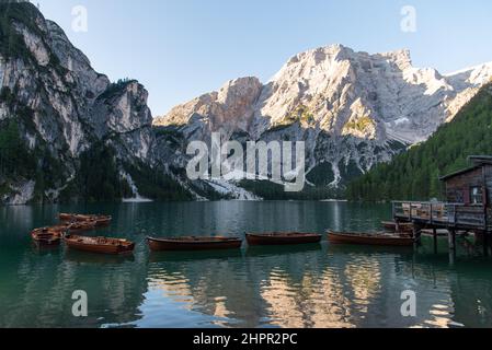 September 2021, Naturpark Fanes-Sennes-Prags, Panorama des Dolomitensees und Ruderboote Stockfoto