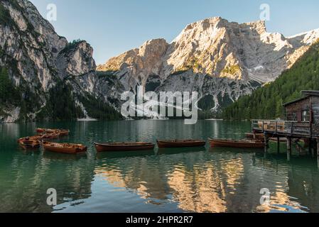 September 2021, Naturpark Fanes-Sennes-Prags, Panorama des Dolomitensees und Ruderboote Stockfoto